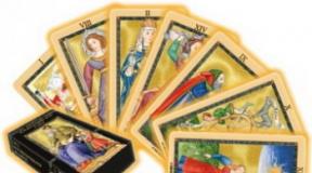 Enciclopedie de tarot, reviste cu cărți de tarot