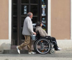Čovjek tumač snova u invalidskim kolicima