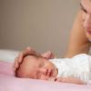 Tumačenje sna zavisi i od toga koje radnje je spavač izvršio sa malim djetetom