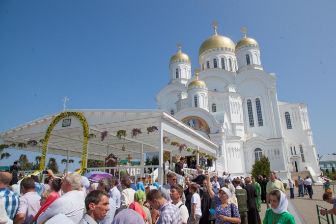 În Diveyevo, mii de sărbători ale tatălui serafim s-au înfuriat